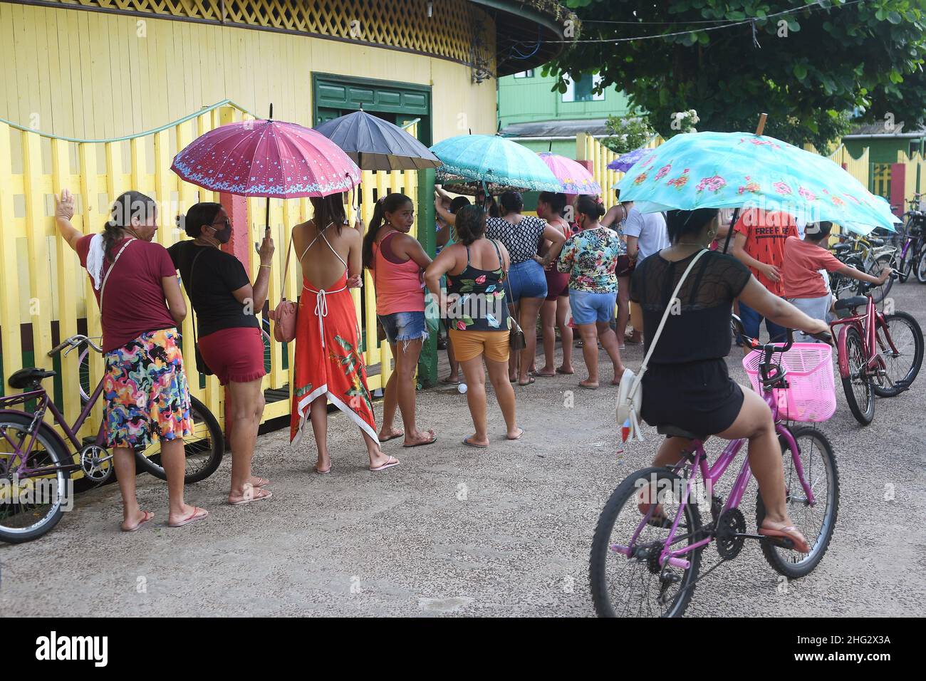 Afuá,Pará,Brasile,11 novembre 2021.residenti in bicicletta, l'unico mezzo di trasporto consentito nella città fluviale di Amazonia. Foto Stock