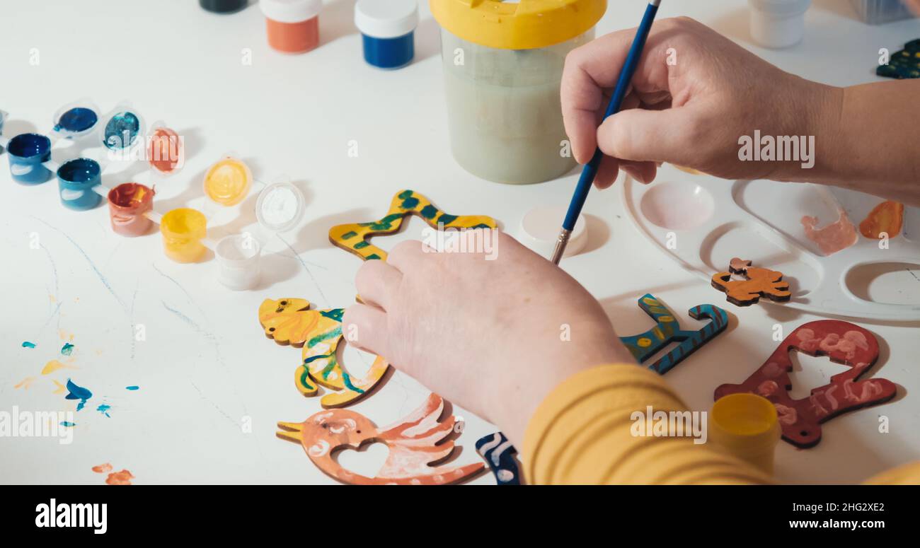 La donna invecchiata dipinge su carta. Il concetto di hobby, relax. Primo piano con le mani Foto Stock