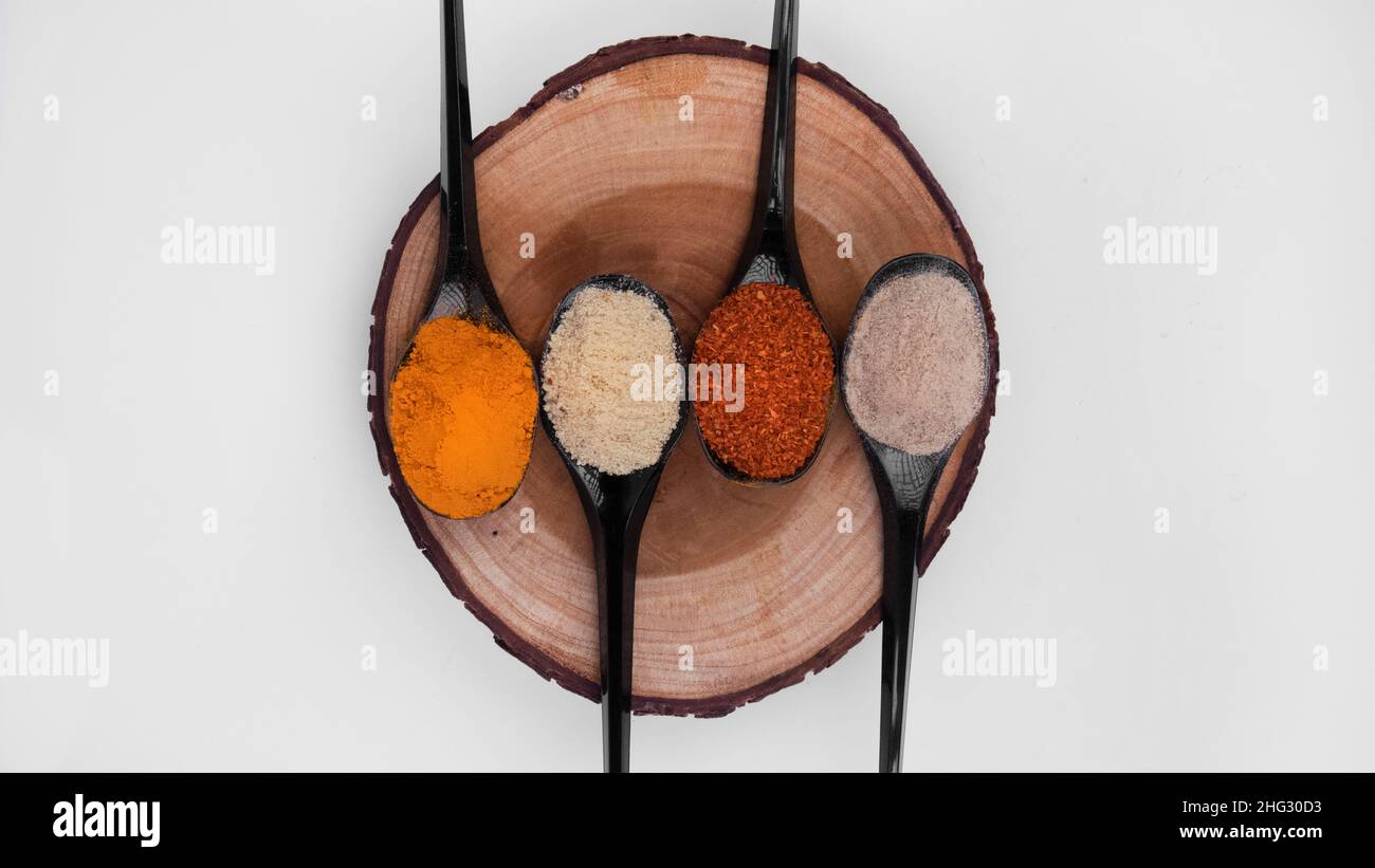 Cucchiaio estetico di Spezie in polvere su un Coaster di legno Foto Stock