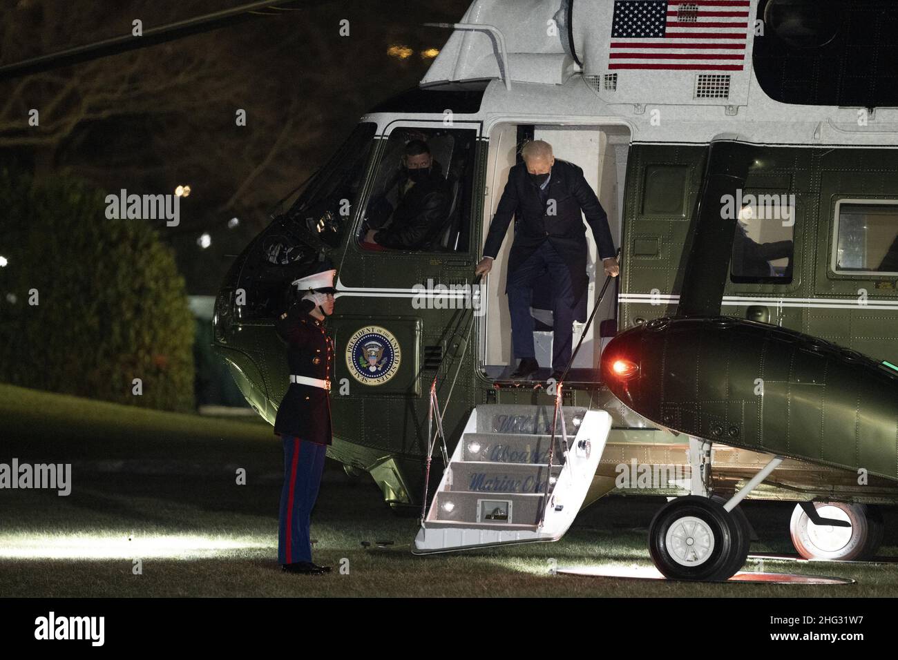 Washington, Stati Uniti. 17th Jan 2022. Il presidente degli Stati Uniti Joe Biden ritorna alla Casa Bianca di Washington, DC dopo aver trascorso il fine settimana a Wilmington, Delaware, lunedì 17 gennaio 2022. Foto di Chris Kleponis/UPI Credit: UPI/Alamy Live News Foto Stock