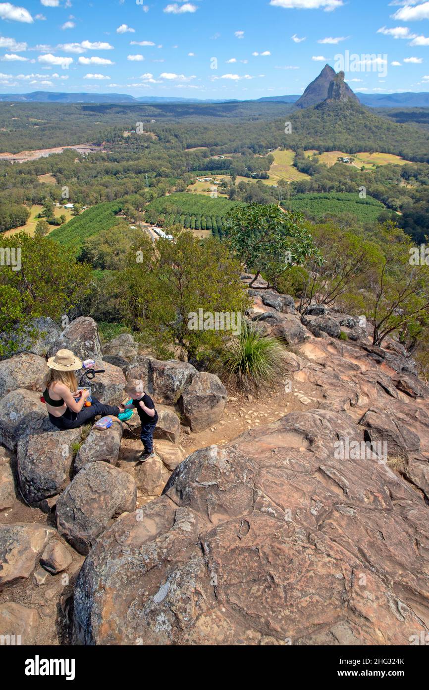 Vista sul Monte Coonowrin e sul Monte Beerwah dal Monte Ngungun Foto Stock