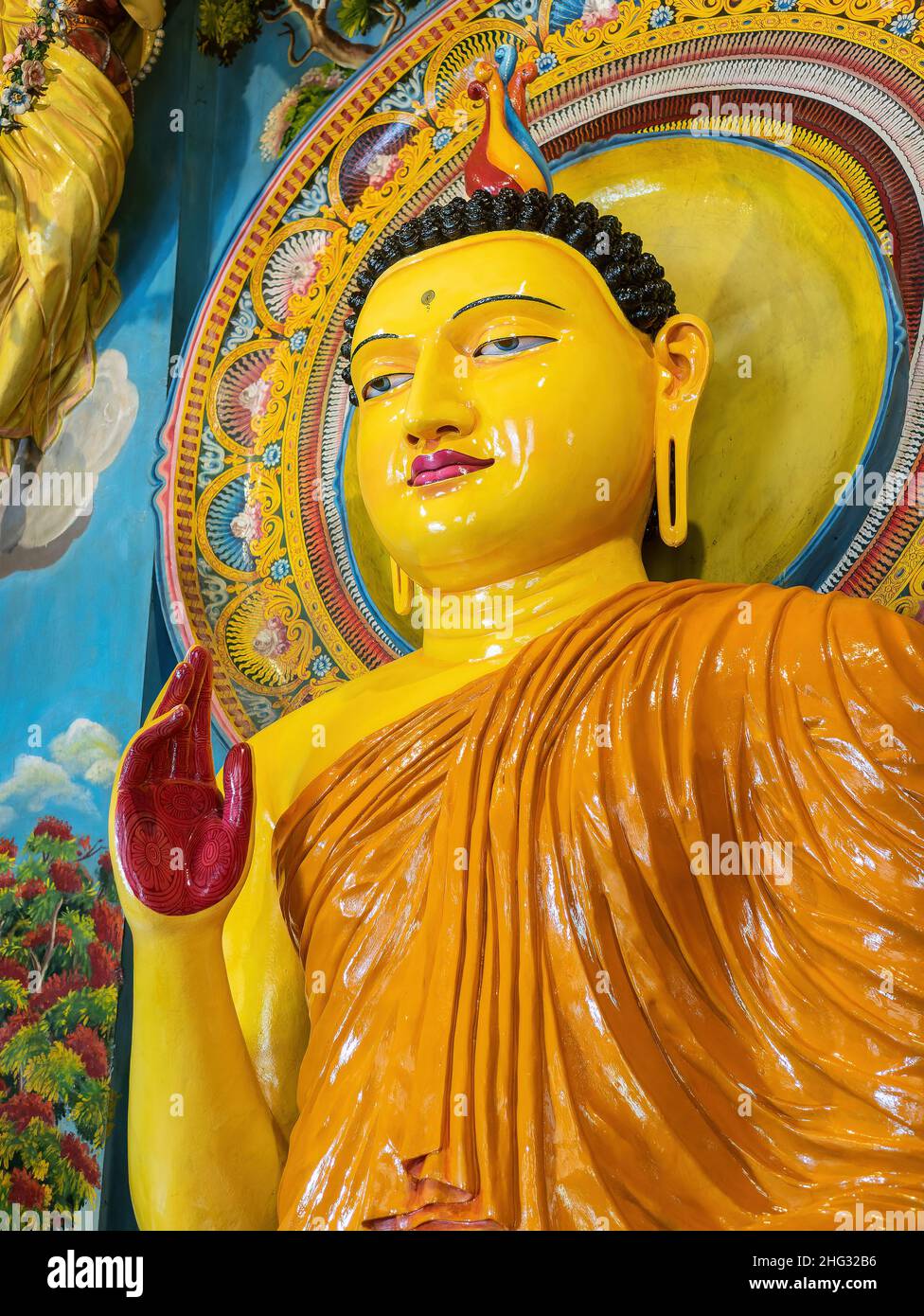 Immagine di Buddha in piedi al Tempio Buddista di Asokaramaya, Colombo, Sri Lanka. Foto Stock