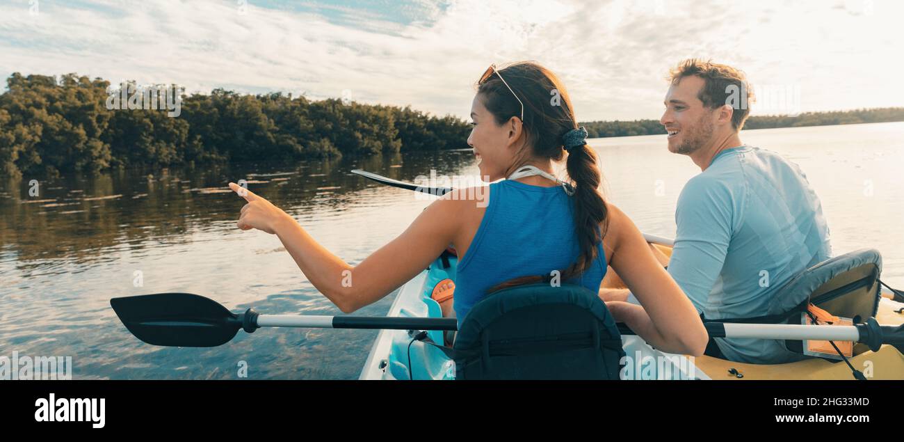 Kayak Eco Tour turisti kayak nelle mangrovie delle Everglades, Keys, Florida, USA viaggio. Uomo e donna felici che guardano la fauna selvatica in natura Foto Stock