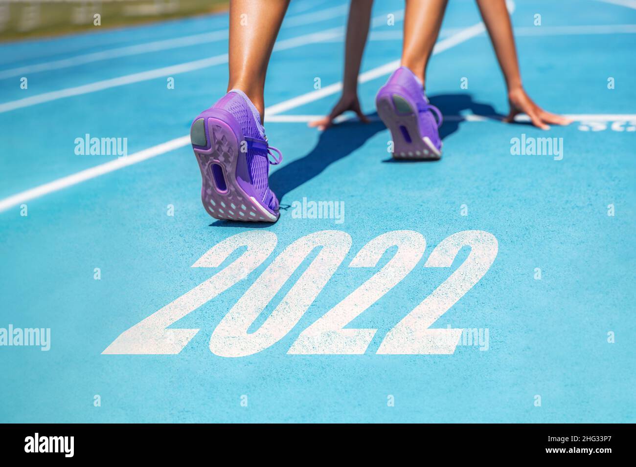 Nuovo anno di risoluzione 2022 fitness perdita di peso sfida atleta donna che corre a gara pronta set go motivazione per ottenere in forma Foto Stock