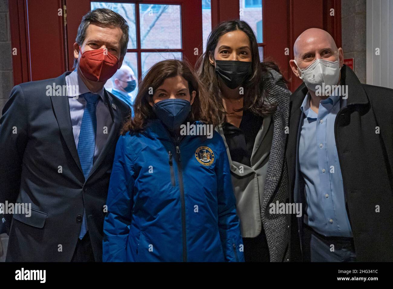 New York, Stati Uniti. 17th Jan 2022. Il senatore di stato di New York Brad Hoylman, il governatore Kathy Hochul, il membro del consiglio comunale di New York Carlina Rivera e il membro dell'Assemblea Harvey Epstein posano durante il Martin Luther King Day della distribuzione di cibo di servizio alla parrocchia luterana di Trinity Lower East Side a New York City. Credit: SOPA Images Limited/Alamy Live News Foto Stock