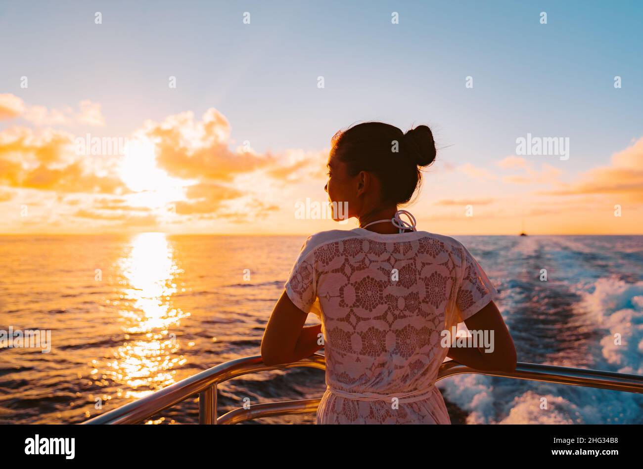 Crociera nave vacanza donna guardando tramonto barca ponte sul viaggio estivo. Silhouette di turista rilassante sul balcone all'aperto di barca traghetto Foto Stock