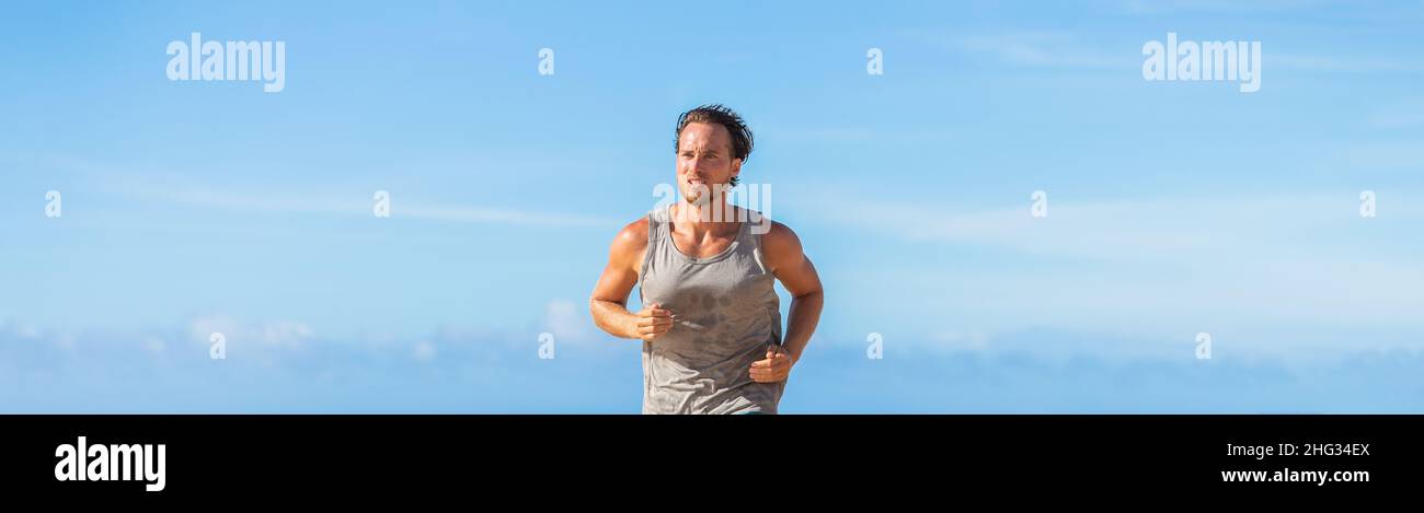 Atleta runner che corre all'esterno per allenamento cardio hiit banner di allenamento panoramico su sfondo blu cielo Foto Stock