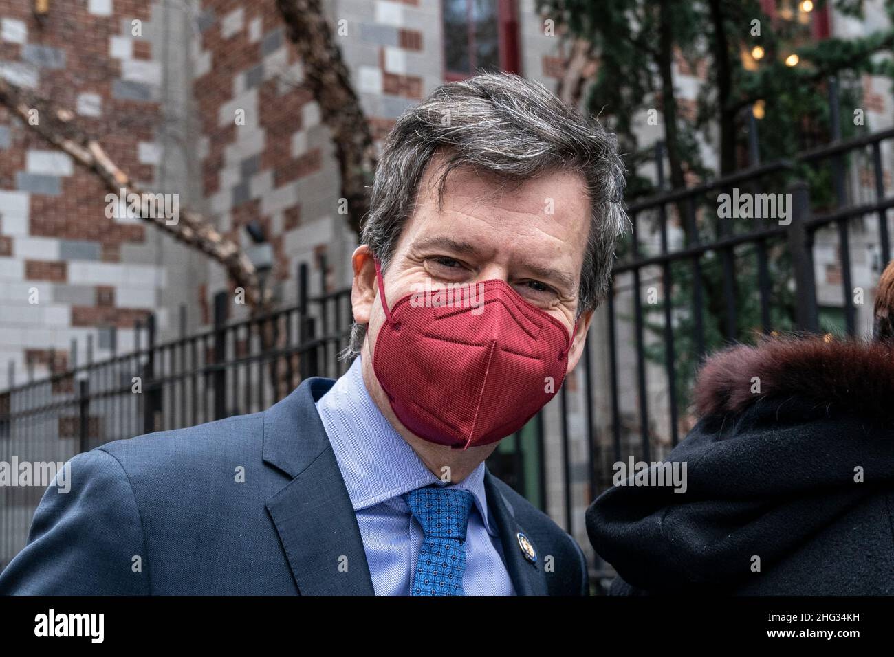 New York, NY - 17 gennaio 2022: Brad Hoylman si unì al Governatore Kathy Hochul per aiutare a riempire il frigorifero e l'armadio della comunità fuori della parrocchia luterana del lato inferiore orientale della Trinità con cibo per le persone bisognose Foto Stock