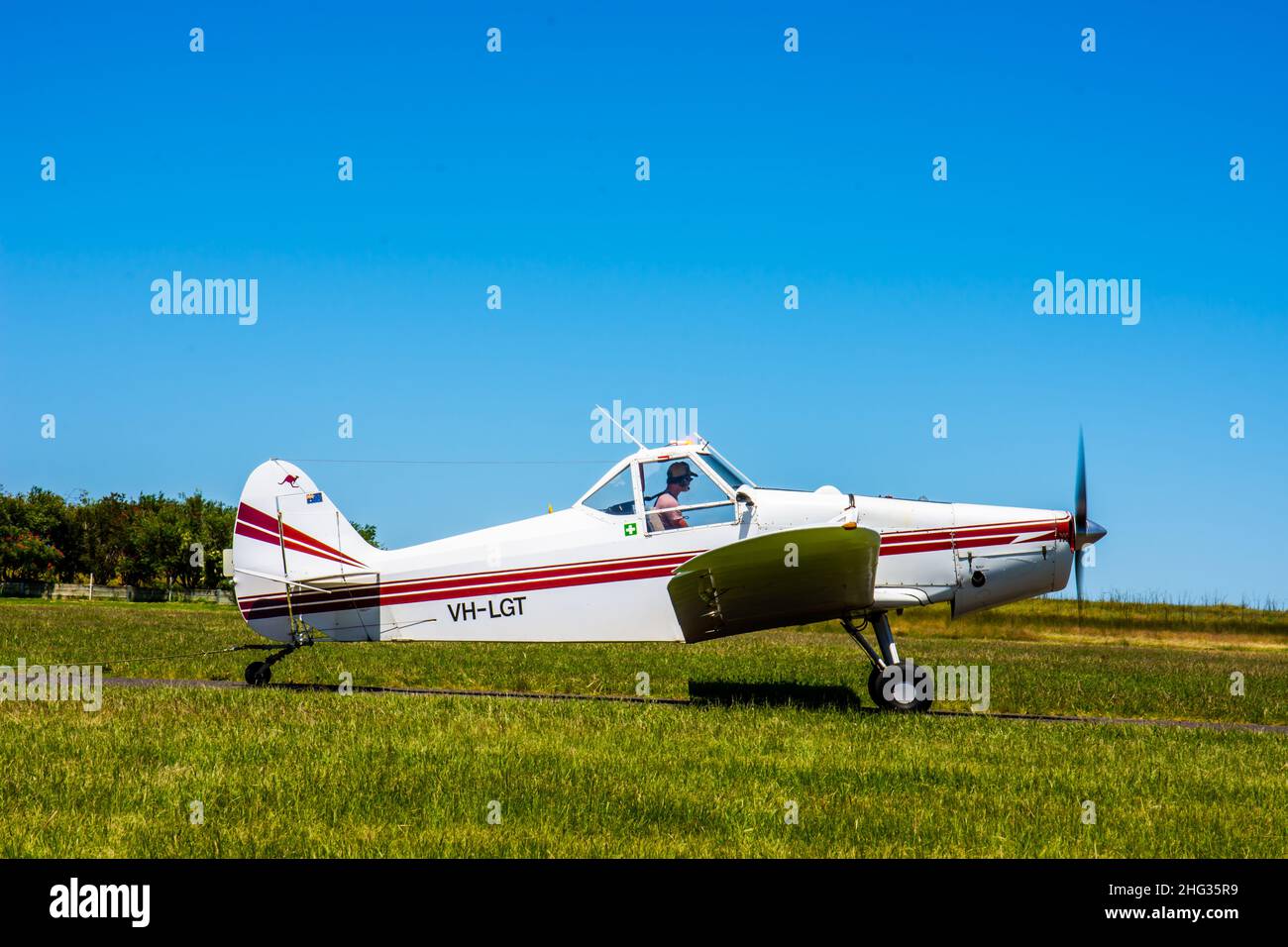 Piper modello PA-25-235 piano di traino Glider pronto per il decollo. Foto Stock