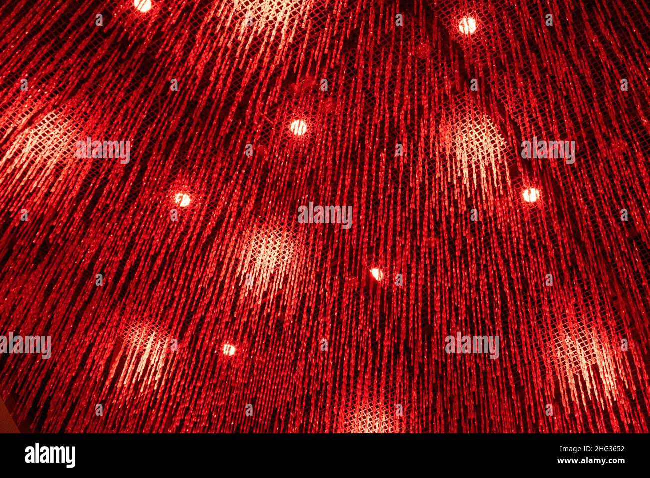 Soffitto decorato con decorazioni rosse di Natale e faretti Foto Stock