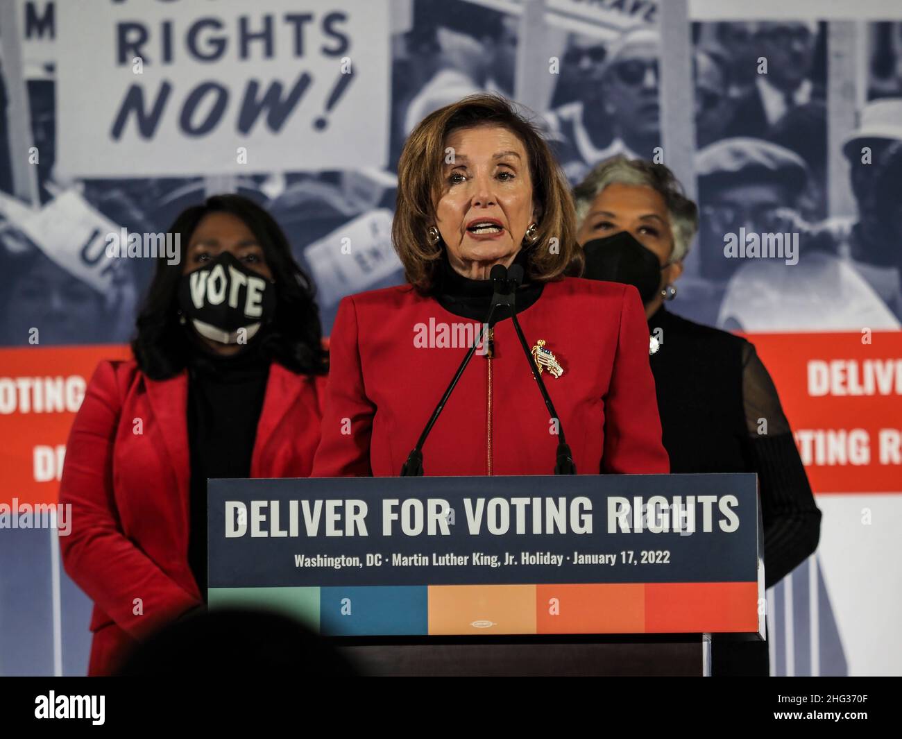 17 gennaio 2022, Washington, Distretto di Columbia, Stati Uniti d'America: Il Martin Luther King Day, il Presidente Nancy Pelosi ha esortato il Senato a non pagare il servizio a parole alla visione del Dr. KingÃs senza proteggere ed espandere il suo patrimonio di diritti di voto e di passare la libertà di voto: John R. Lewis Act. Il rappresentante Terri Sewall (D-al) e il rappresentante Joyce Beatty (D-OH) stanno dietro di lei. (Credit Image: © sue Dorfman/ZUMA Press Wire) Foto Stock