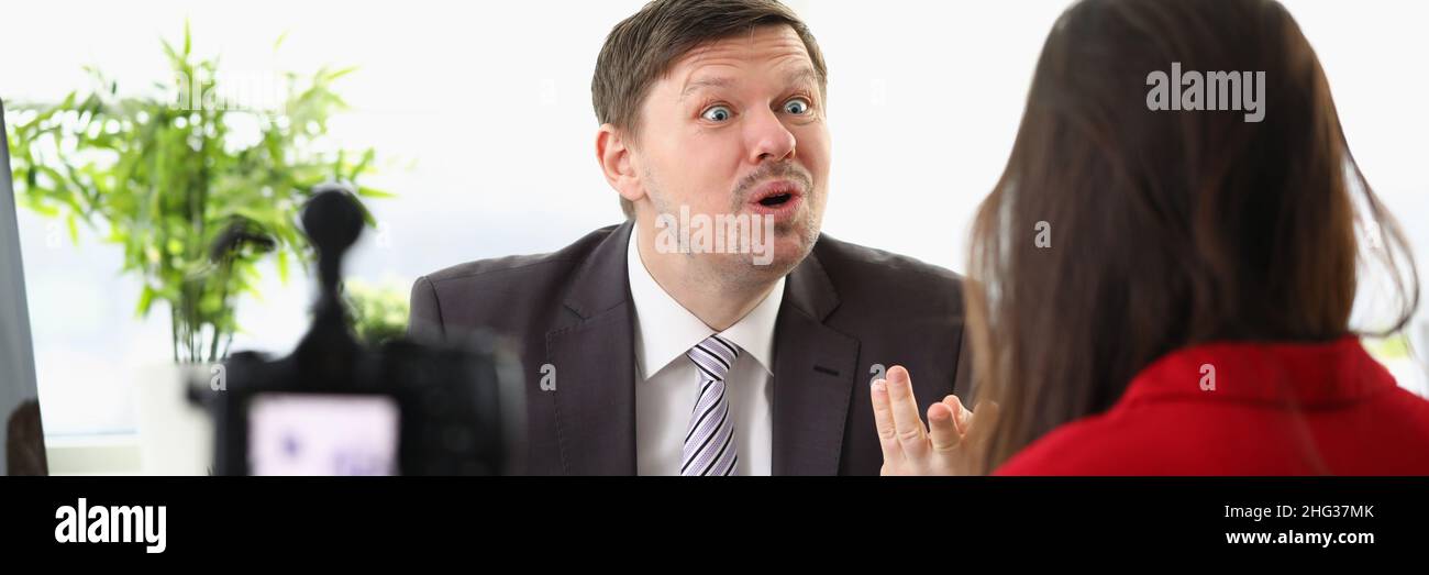 Uomo che fa l'intervista con politico Foto Stock