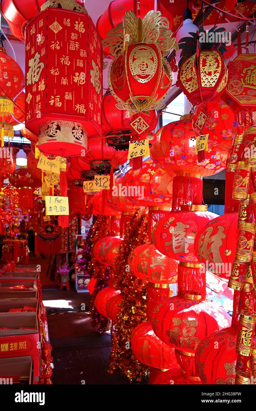 Un luminoso negozio di color scarlatto a Chinatown di Singapore che vende decorazioni e ornamenti per il Capodanno Cinese 2022 Foto Stock