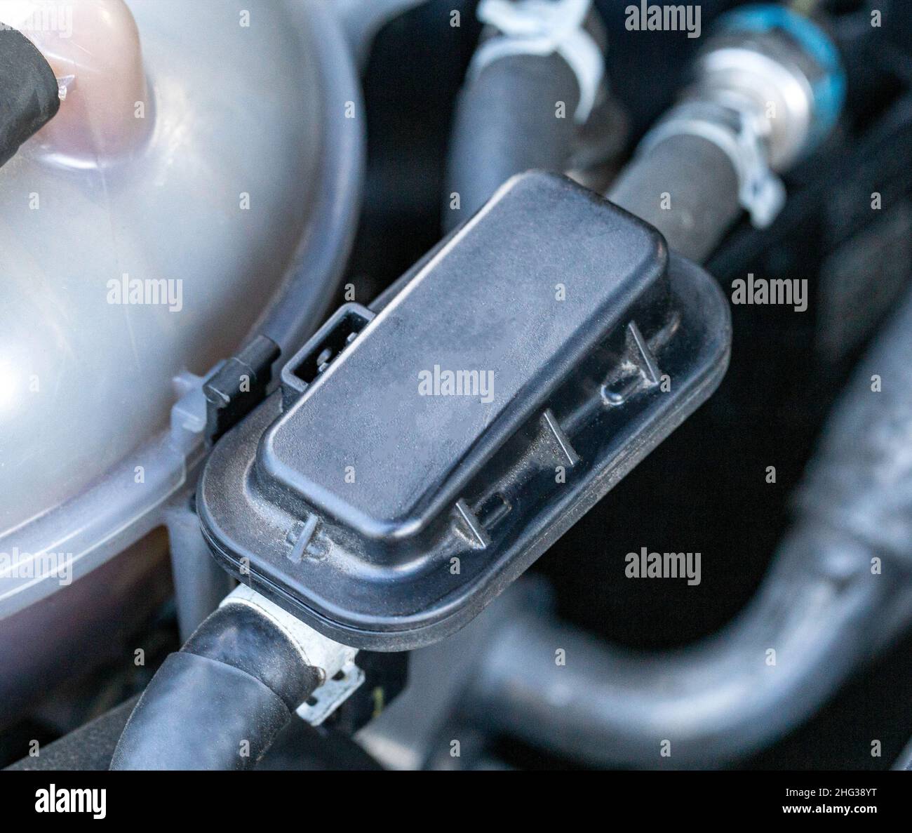Valvola del carburante nella tubazione del carburante di un motore diesel, primo piano Foto Stock