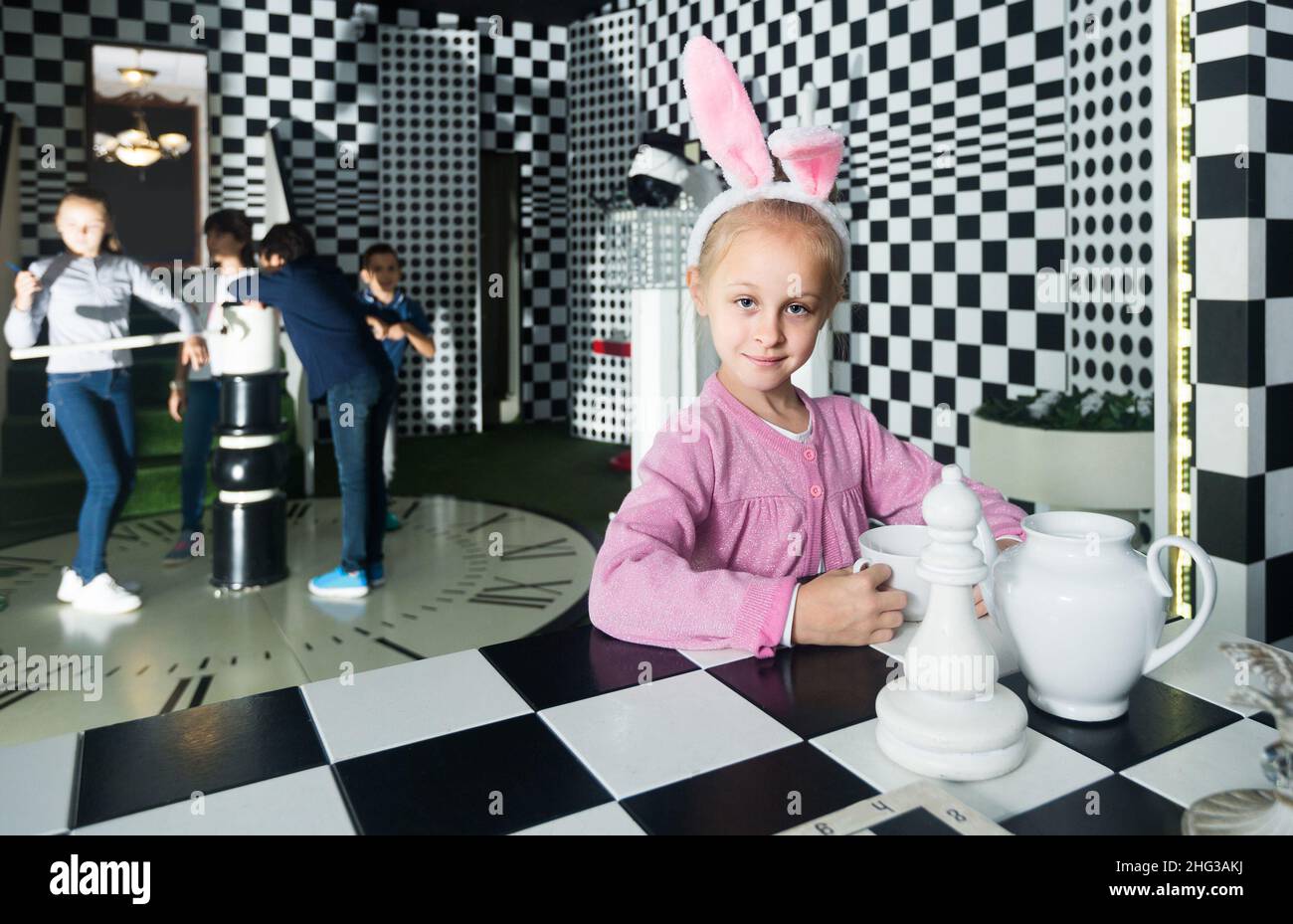 Bambini nella camera quest Foto Stock