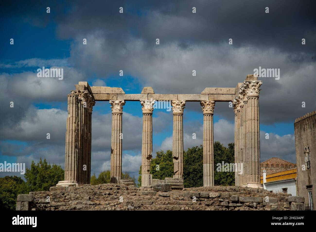 Il Templo de Diana o Templo Romana sul Largo do Conde de Vila Flor nella città vecchia di Evora in Alentejo in Portogallo. Portogallo, Evora, O. Foto Stock