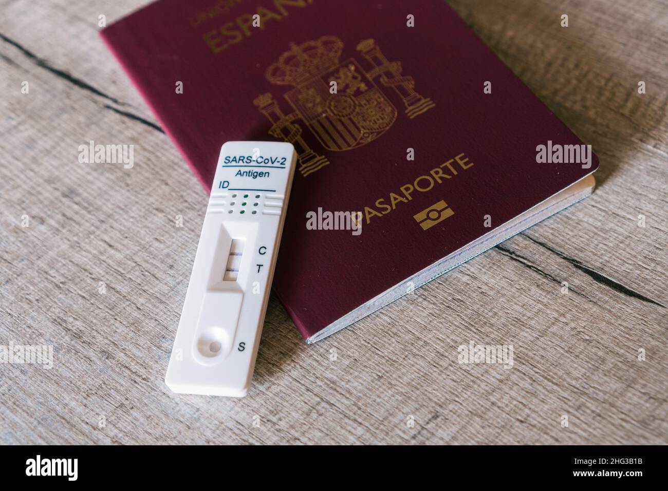 Test dell'antigene positivo di Covid-19 con passaporto. Viaggiare durante l'epidemia di COVID-19. Foto Stock
