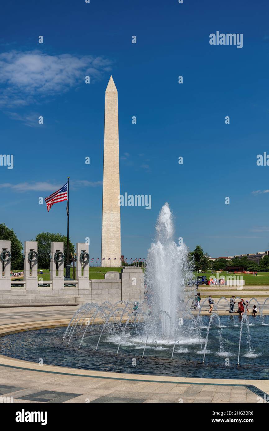 La fontana del Memoriale della seconda Guerra Mondiale e il Monumento di Washington nella soleggiata giornata estiva a Washington DC, USA. Foto Stock