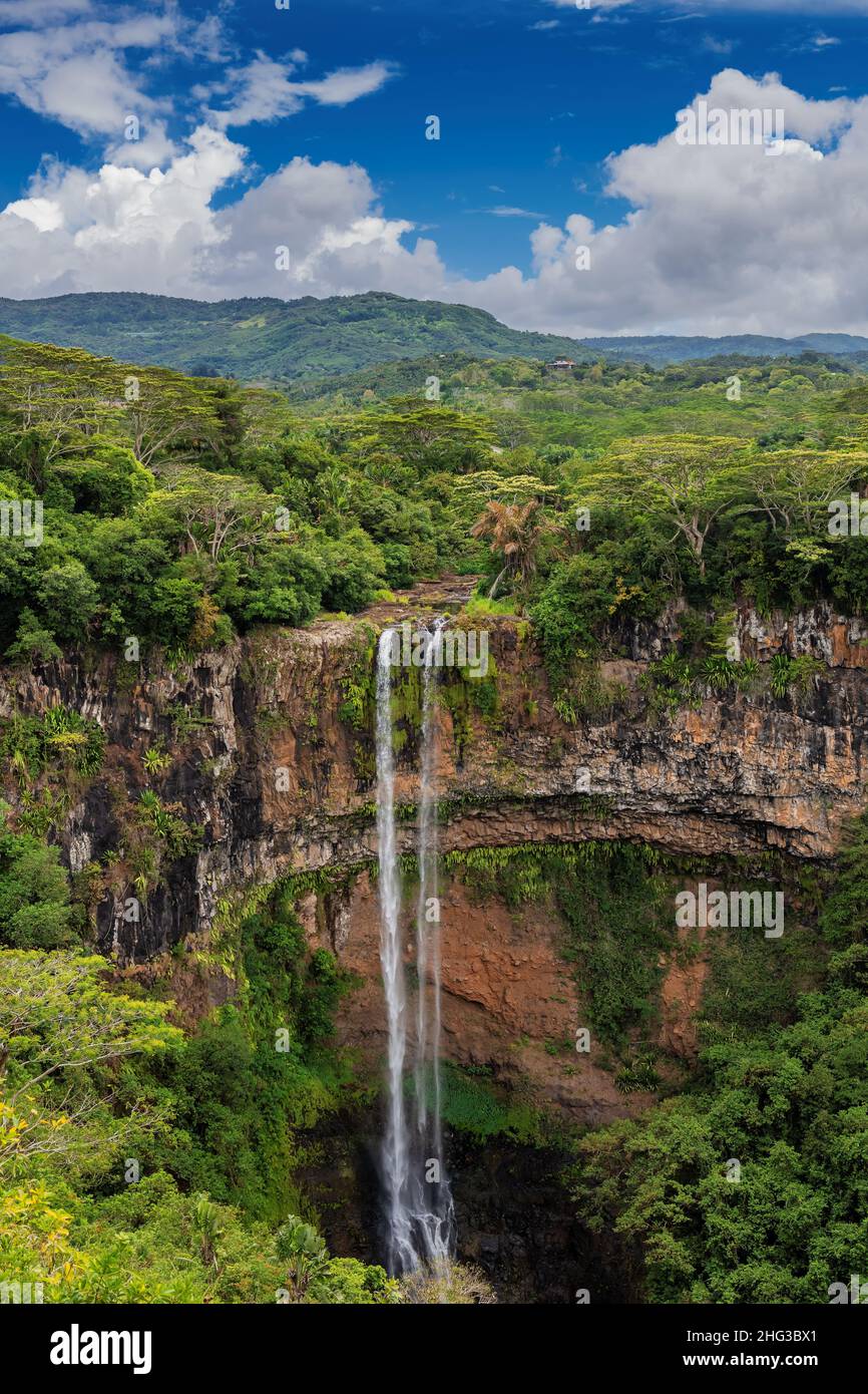 Bella cascata di Chamarel nella giungla nell'isola tropicale di Mauritius. Foto Stock