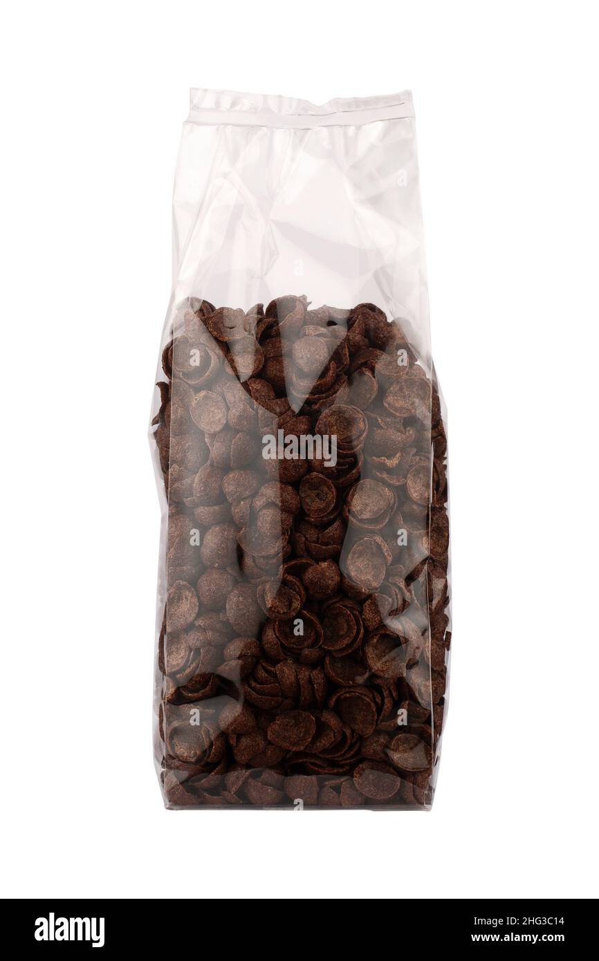 vista frontale primo piano di cereali da colazione al cioccolato in fiocchi di mais in un'alta confezione trasparente isolato su sfondo bianco Foto Stock