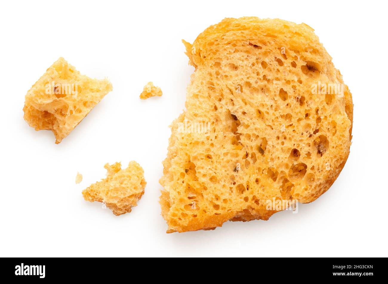 Bruschetta di olive e pomodoro isolata su bianco. Rotto con briciole. Vista dall'alto. Foto Stock