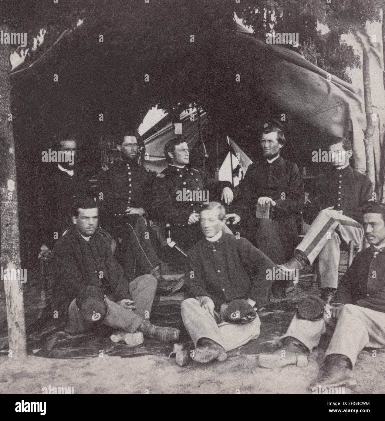 Guerra civile americana. 1861-1865 soldati della fanteria del Volontariato dell'Illinois del 134th seduti davanti ad una tenda a Columbus, Kentucky Foto Stock