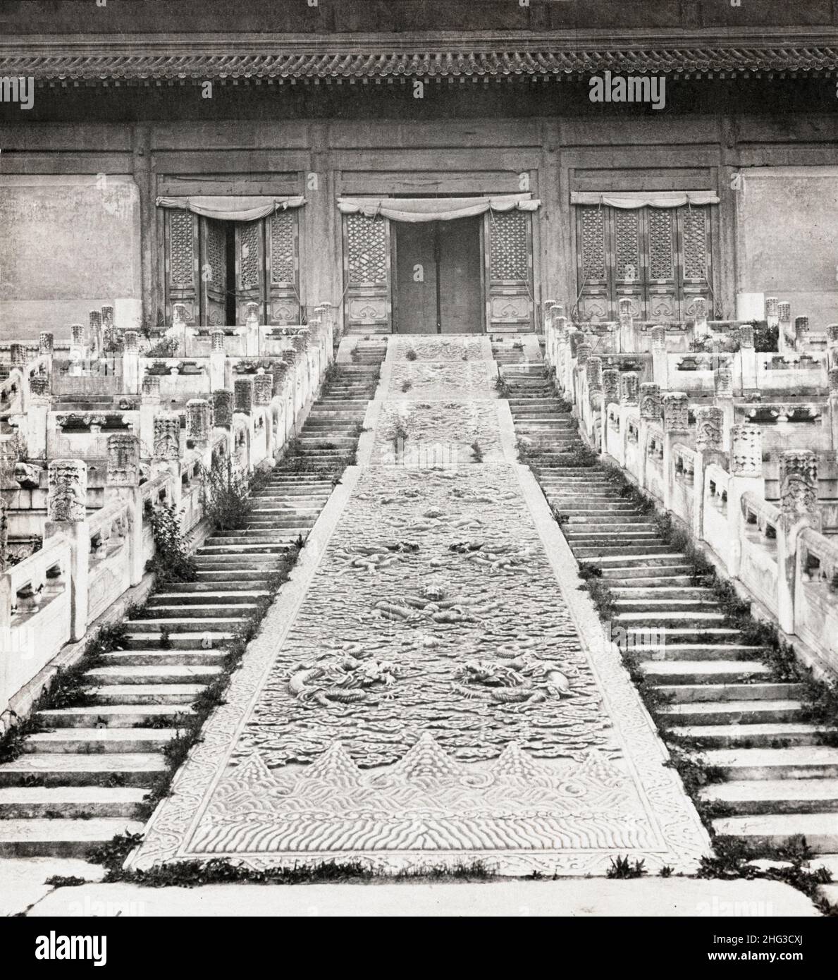 Foto d'epoca della splendida scalinata del drago del Palazzo Imperiale, Pechino, Cina. 1901 Foto Stock