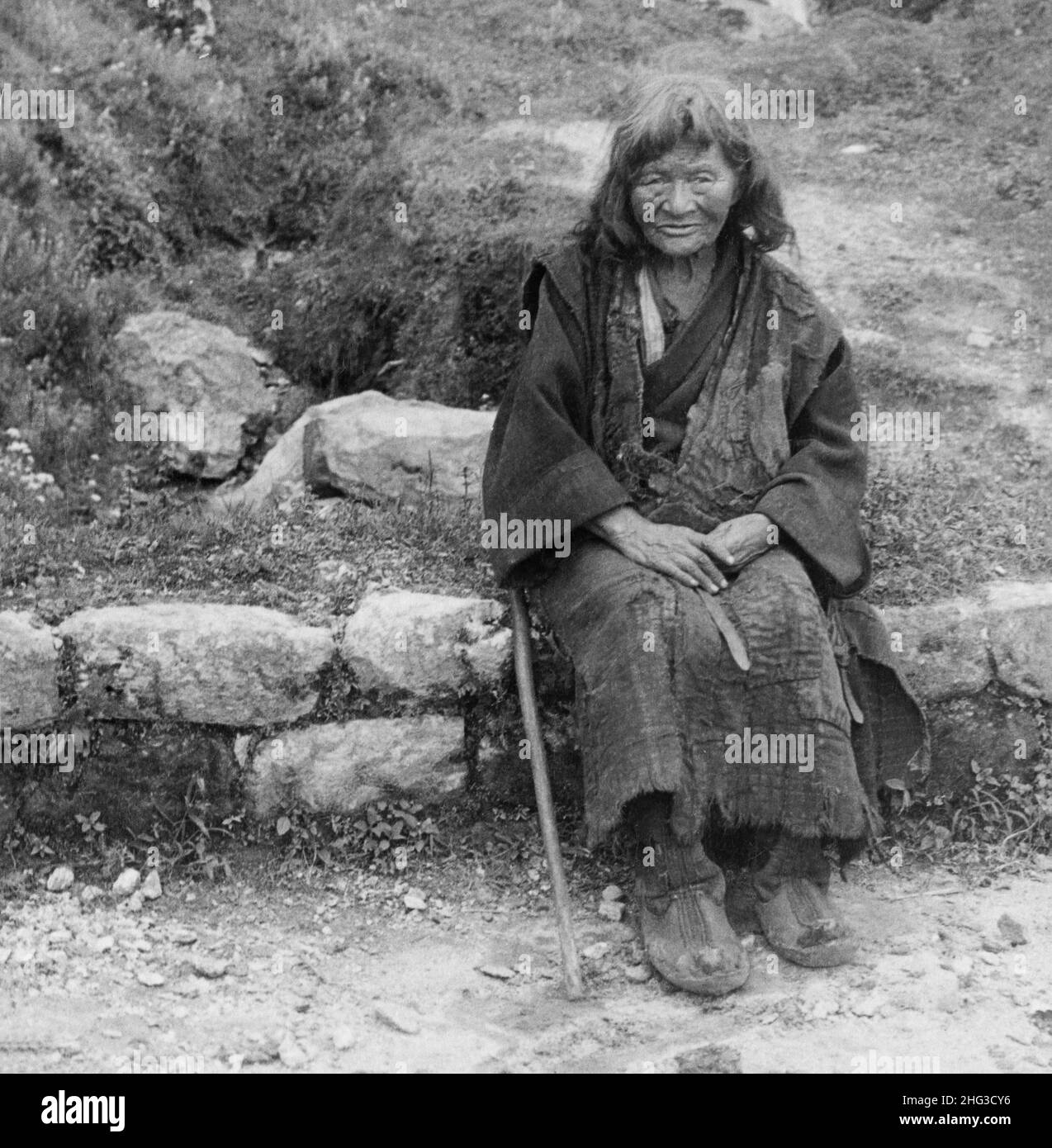 Foto d'epoca della strega di Ghoom, Bhuti (Thibetan), donna di età superiore ai 103 anni, a bordo strada vicino a Darjeeling, India. 1903 Foto Stock