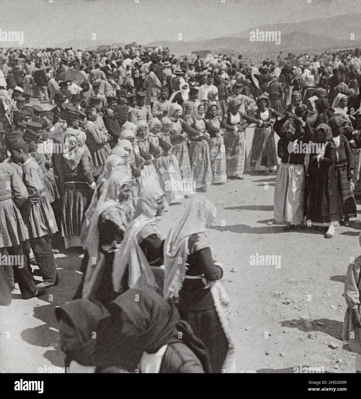 Foto d'epoca di antichi tipi di bellezza tra le donne del villaggio in una danza di Pasqua, Megara, Grecia. 1900s Foto Stock