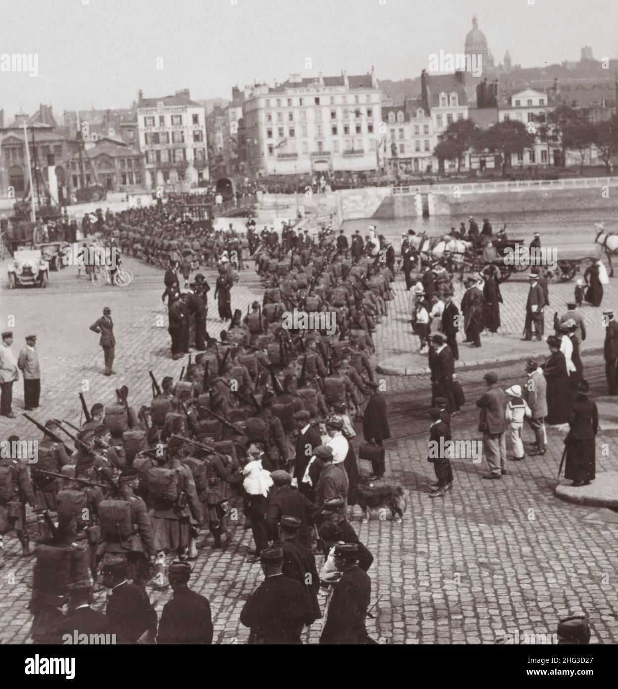 Foto d'epoca della prima Guerra Mondiale 1914-1918. Il reggimento delle Highland dell'Esercito britannico marciando attraverso Boulogne. Francia Foto Stock