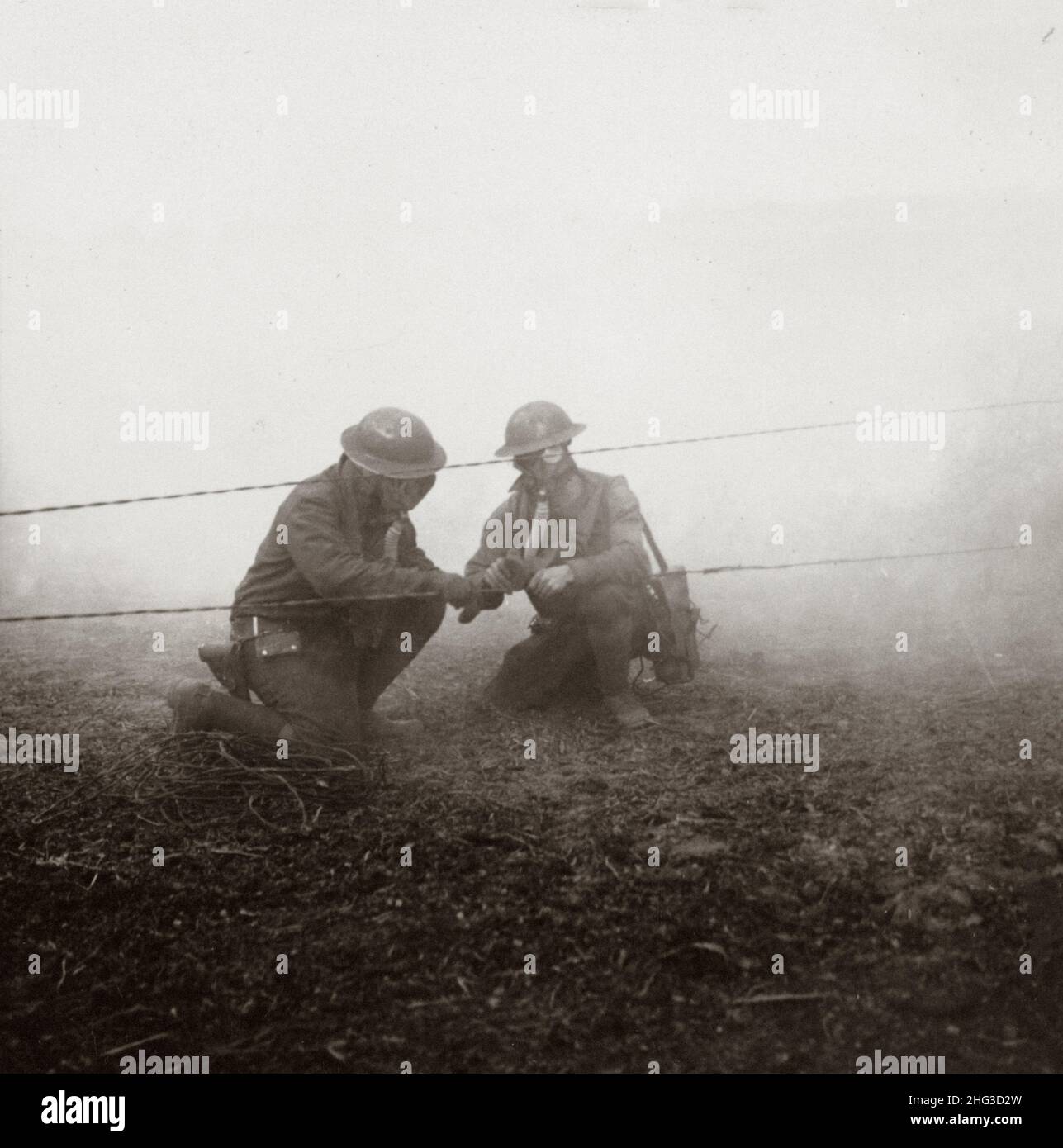 Foto d'epoca della prima Guerra Mondiale 1914-1918. Riparazione delle linee telefoniche sul campo durante un attacco di gas sulla parte anteriore. Francia Foto Stock