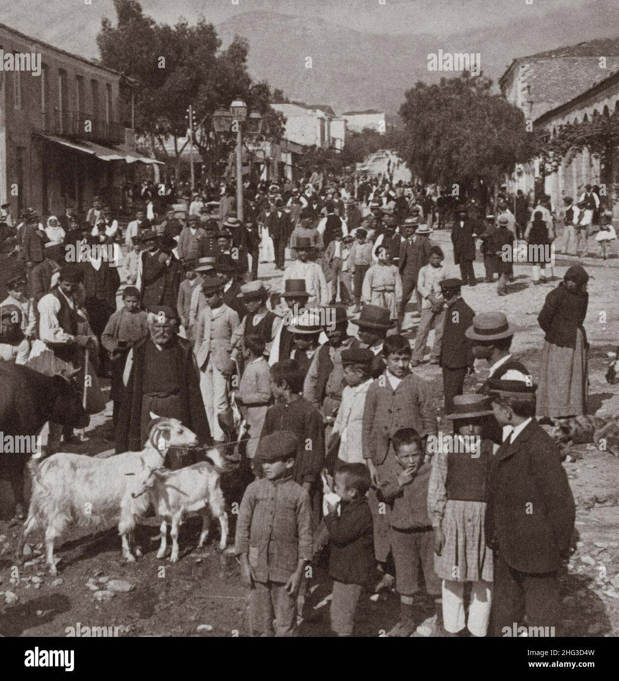Foto d'epoca a Sparta - abitanti del villaggio e uomini di campagna in giornata di mercato - W. attraverso Ares St. Alle montagne, Grecia. 1900s Foto Stock