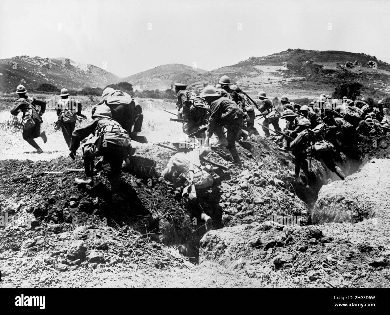 Prima Guerra Mondiale nei Dardanelli, attacco della divisione reale (soldati britannici che escono da una trincea). 1915 Foto Stock