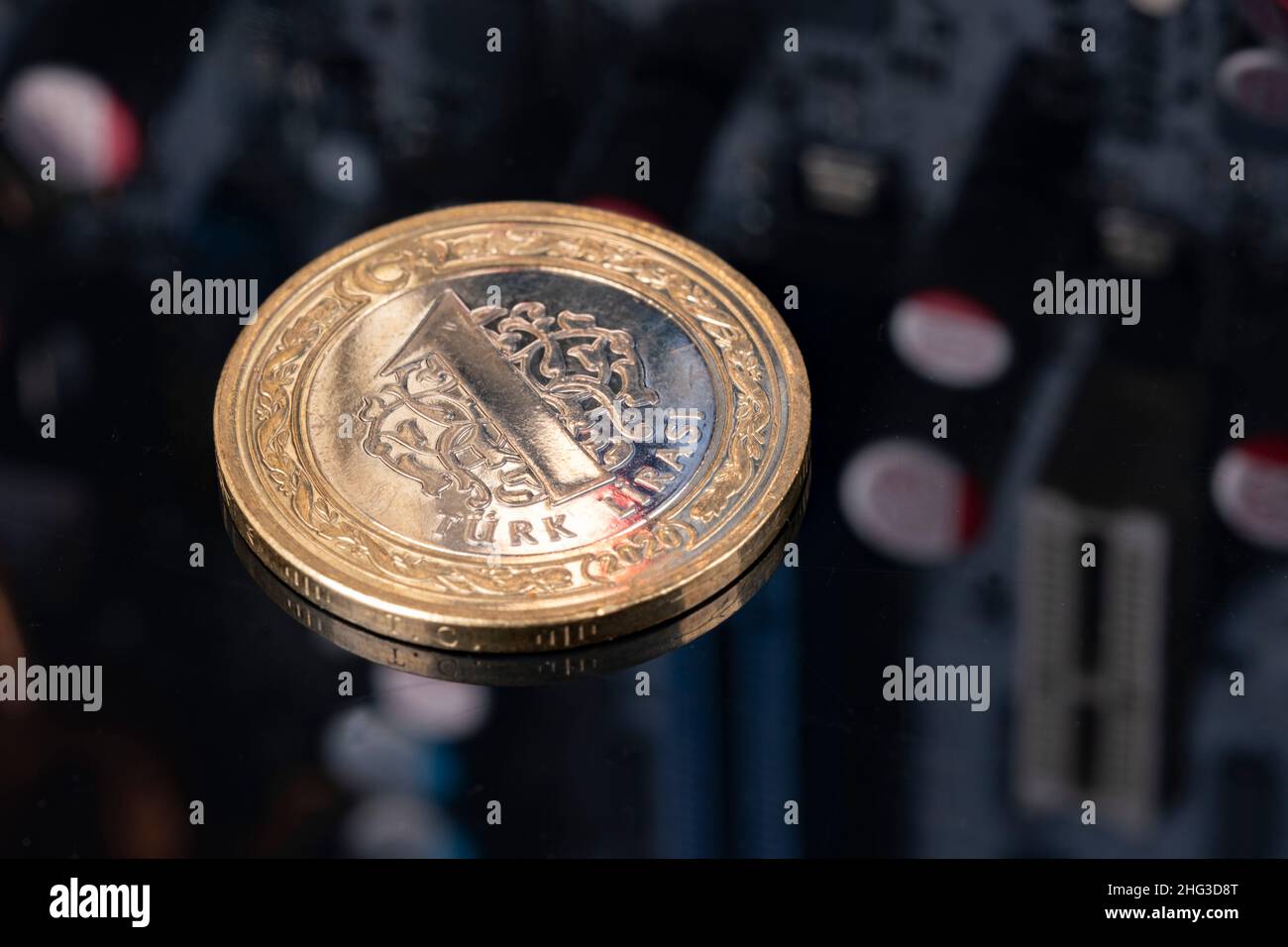 Una moneta turca Lira sulla scheda a circuito stampato della CPU. Soldi veri dalla Turchia. Commercio in linea. Sistema di pagamento. Background tecnologico aziendale con spazio per la copia Foto Stock