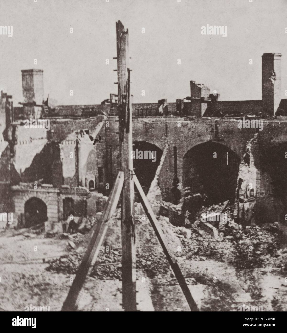 Foto d'epoca di Fort Sumter, vecchio personale di bandiera, '61 (es 1861) la fotografia mostra una vista dell'interno di Fort Sumter con il personale di bandiera danneggiato e o Foto Stock