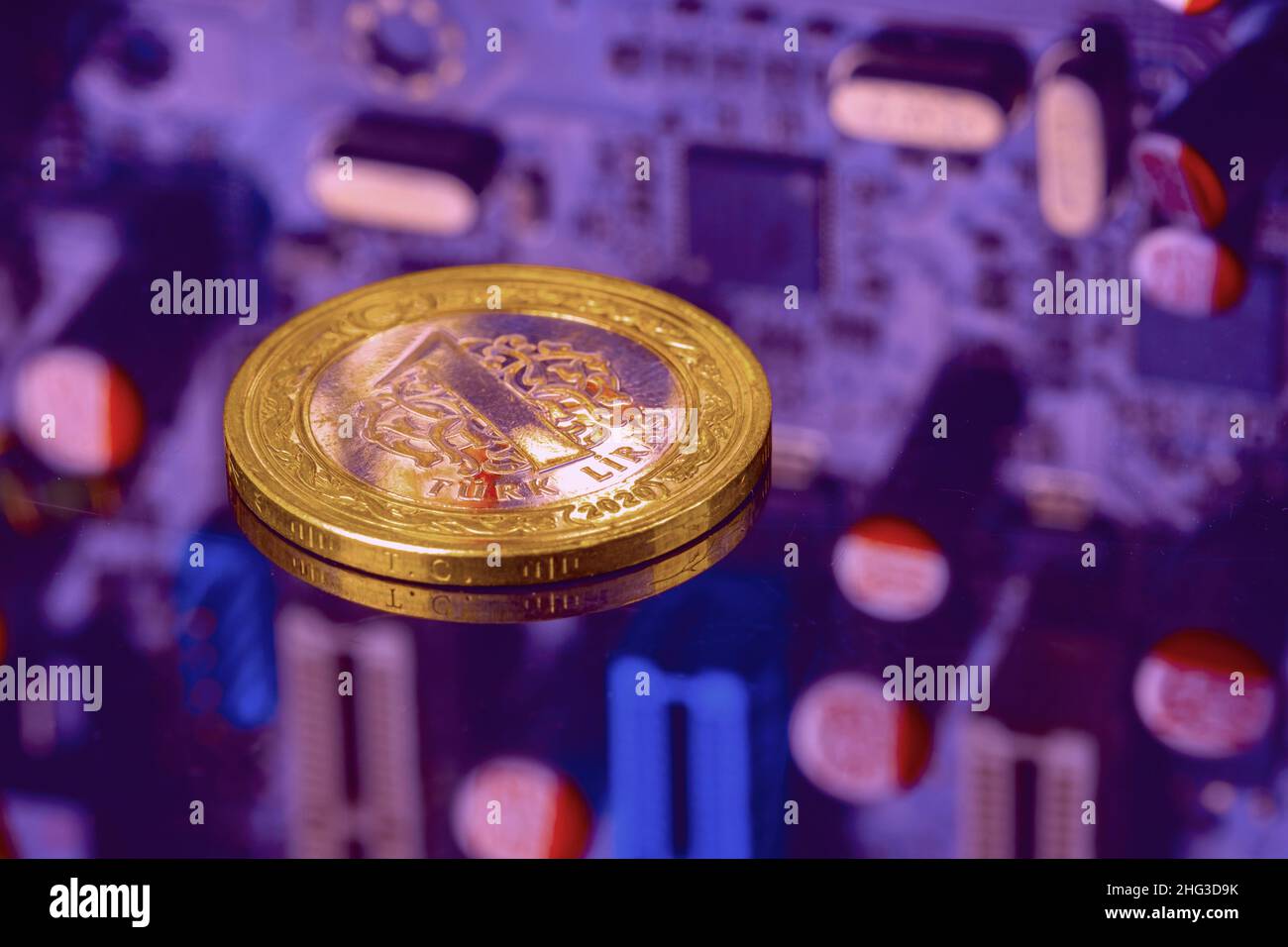 Una moneta turca Lira sulla scheda a circuito stampato della CPU. Soldi veri dalla Turchia. Commercio in linea. Sistema di pagamento. Background tecnologico aziendale con spazio per la copia Foto Stock