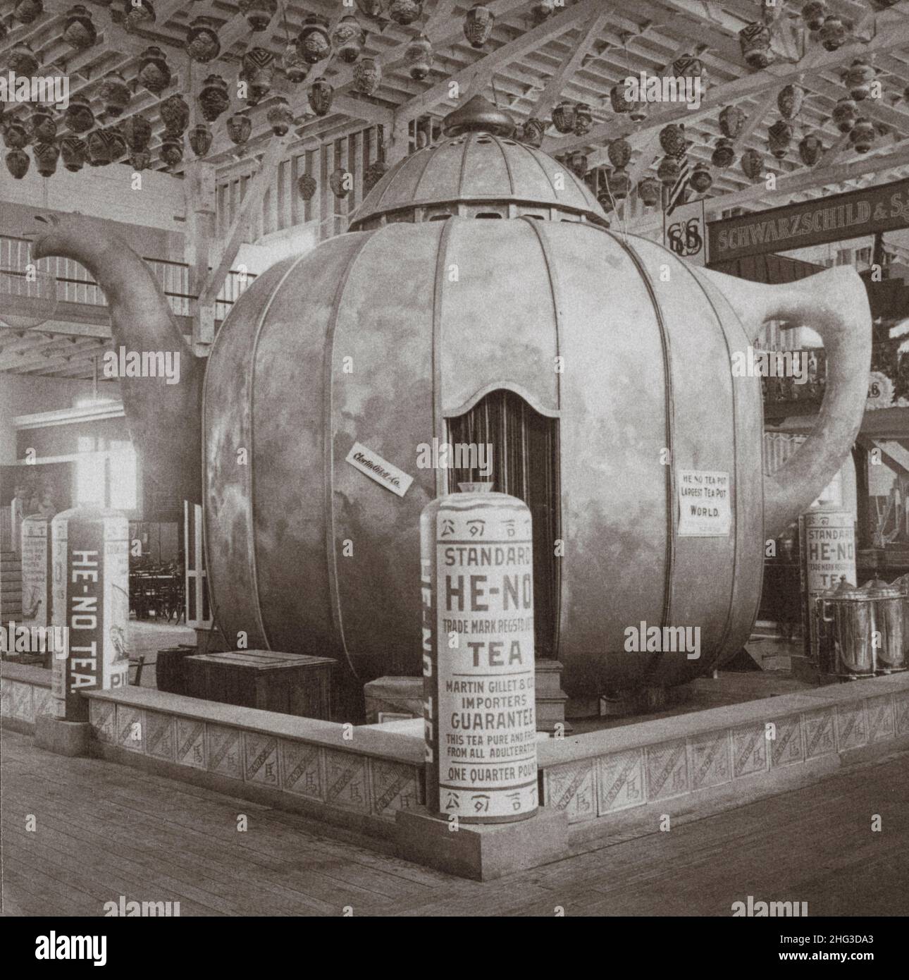 Foto d'epoca della teiera più grande della terra, con un milione di tazze, pure Food Exhibit, Jamestown, Virginia. USA. 1907 Foto Stock