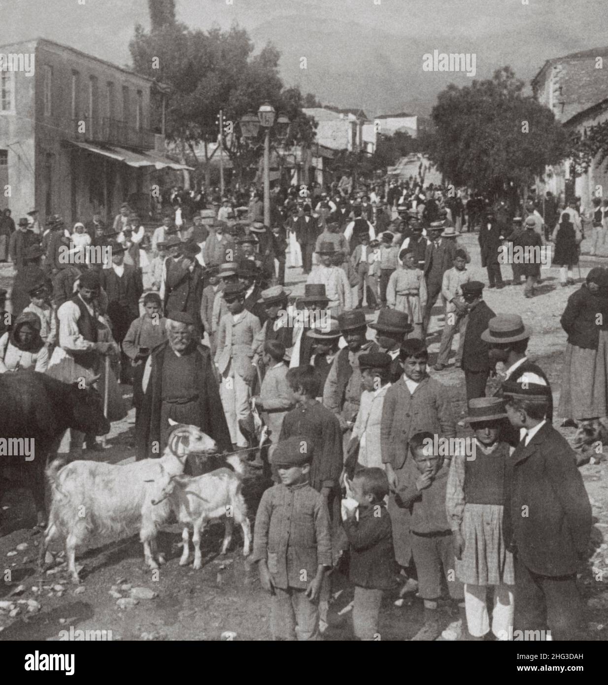Foto archivistica della Grecia del 19th secolo. A Sparta. Abitanti del villaggio e uomini di campagna in giornata di mercato. A ovest attraverso Ares Street fino alle montagne, Grecia. 1 Foto Stock
