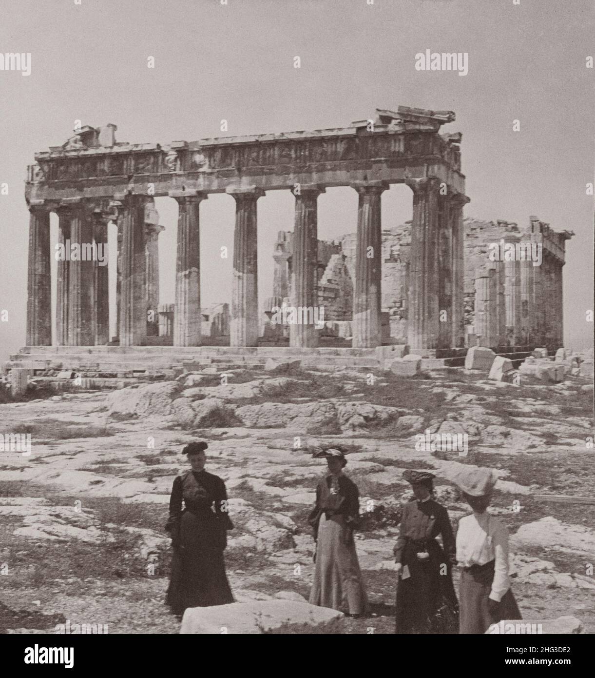 Foto d'epoca del tempio classico più famoso del mondo, il Partenone ad Atene, Grecia. La fotografia del 1907 mostra un gruppo di donne in piedi con il Foto Stock