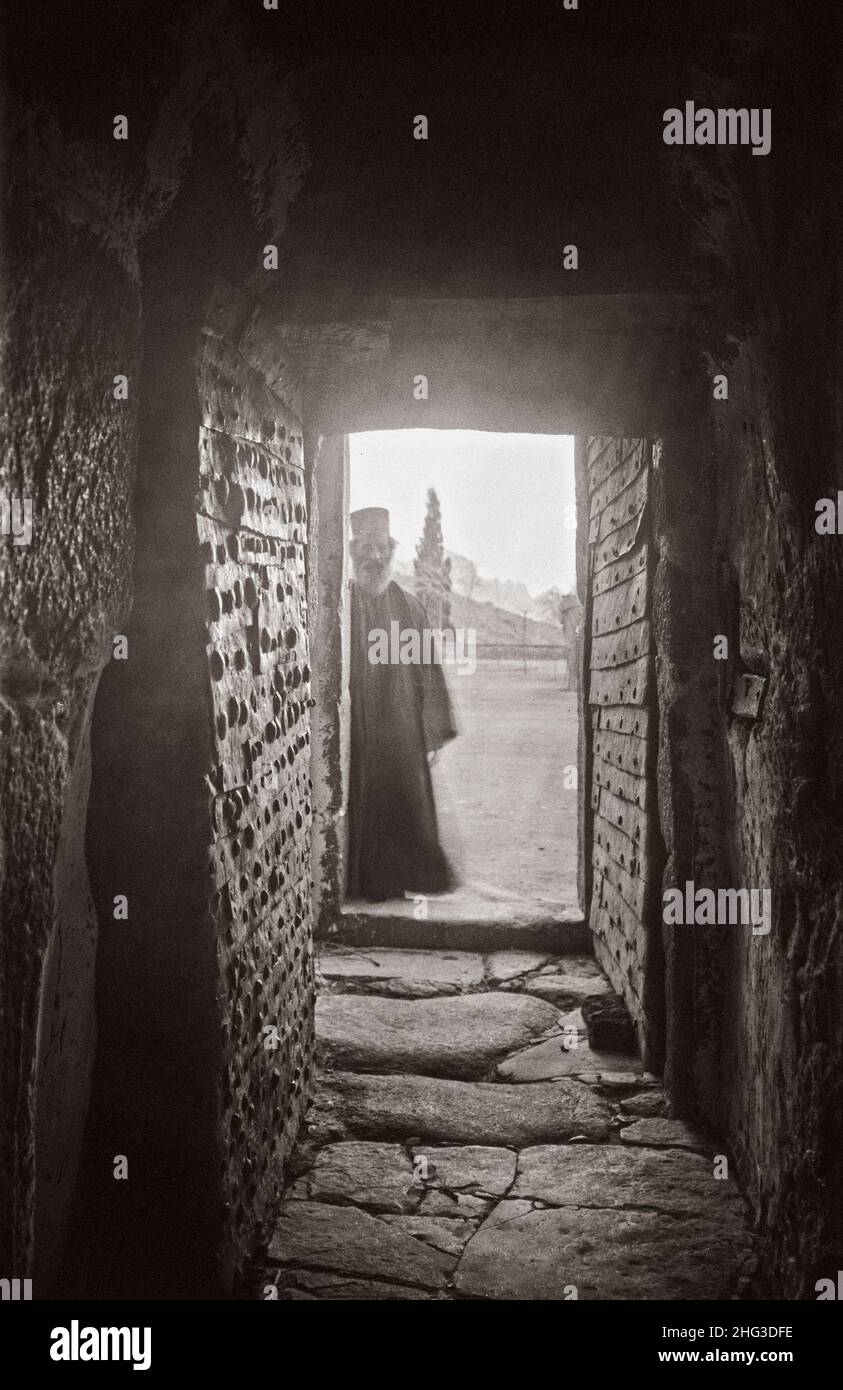 Foto d'epoca della Palestina. Al Sinai via il Mar Rosso, Tor, e Wady Hebran. Porta d'ingresso del Monastero di Santa Caterina. 1910s Foto Stock