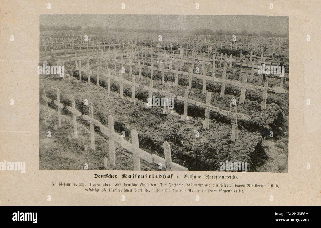 Illustrazione d'epoca della prima guerra mondiale tomba di massa tedesca a Bethune (Francia settentrionale): Ci sono oltre 5.000 soldati tedeschi in questo cimitero. 1914-1918 Foto Stock