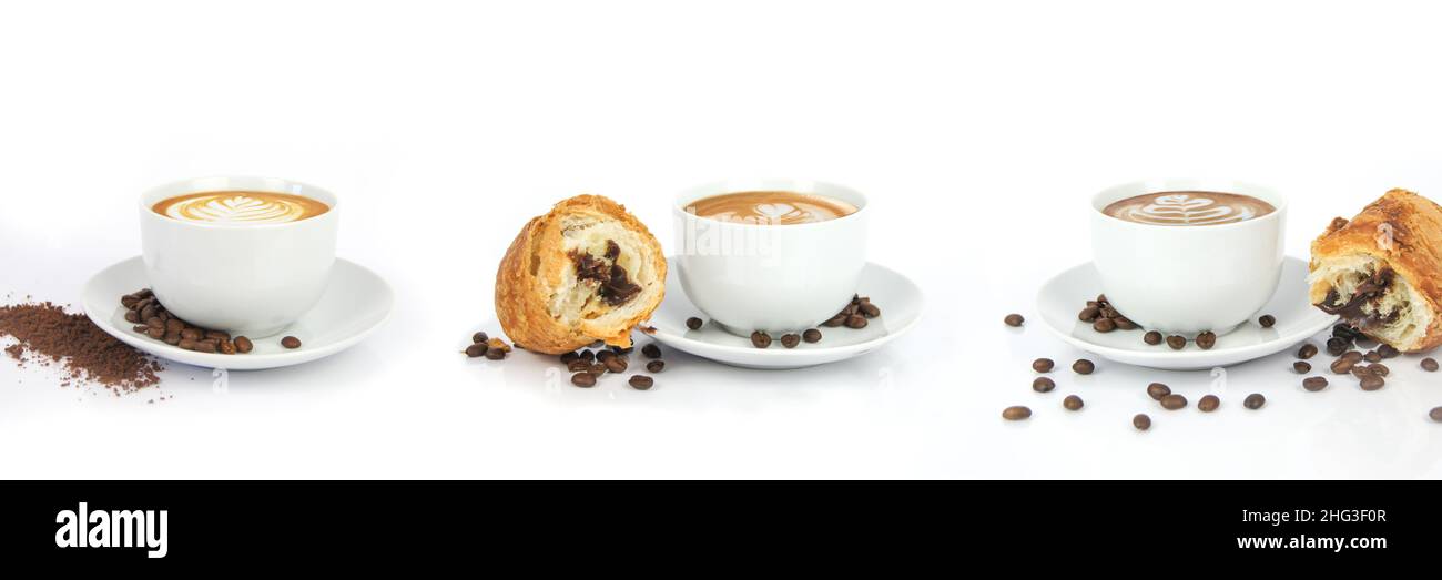 3 tazze di caffè su piatti bianchi con caffè latte e croissant con cioccolato, semi di caffè e polvere su sfondo bianco isolato. Rendering della grafica Foto Stock