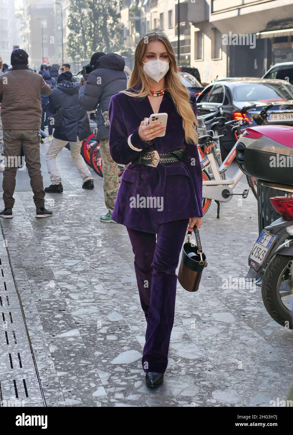 Abito Street style Beatrice Vendramin durante il Fendi Fashion Show alle collezioni della settimana della moda di Milano Autunno/Inverno 2020/2021. Foto Stock