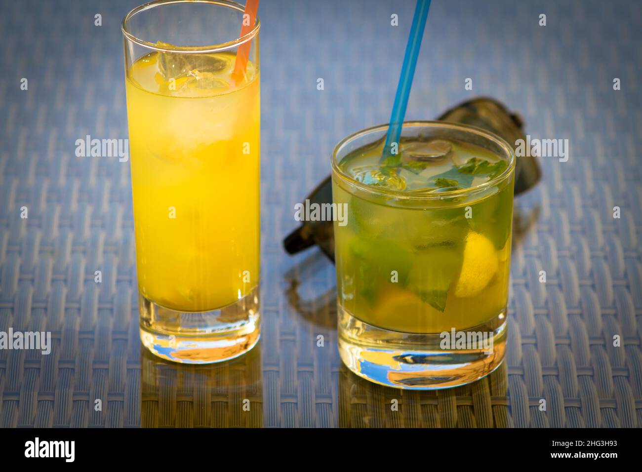 cocktail su un tavolo con occhiali da sole Foto Stock