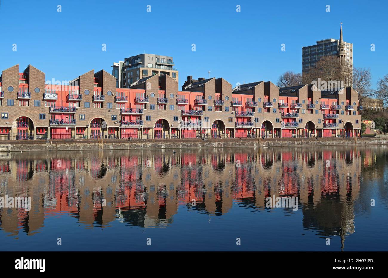 Alloggio sul lato nord di Shadwell Basin, Wapping, Londra. Progettato in stile post-moderno dagli architetti MJP. Foto Stock