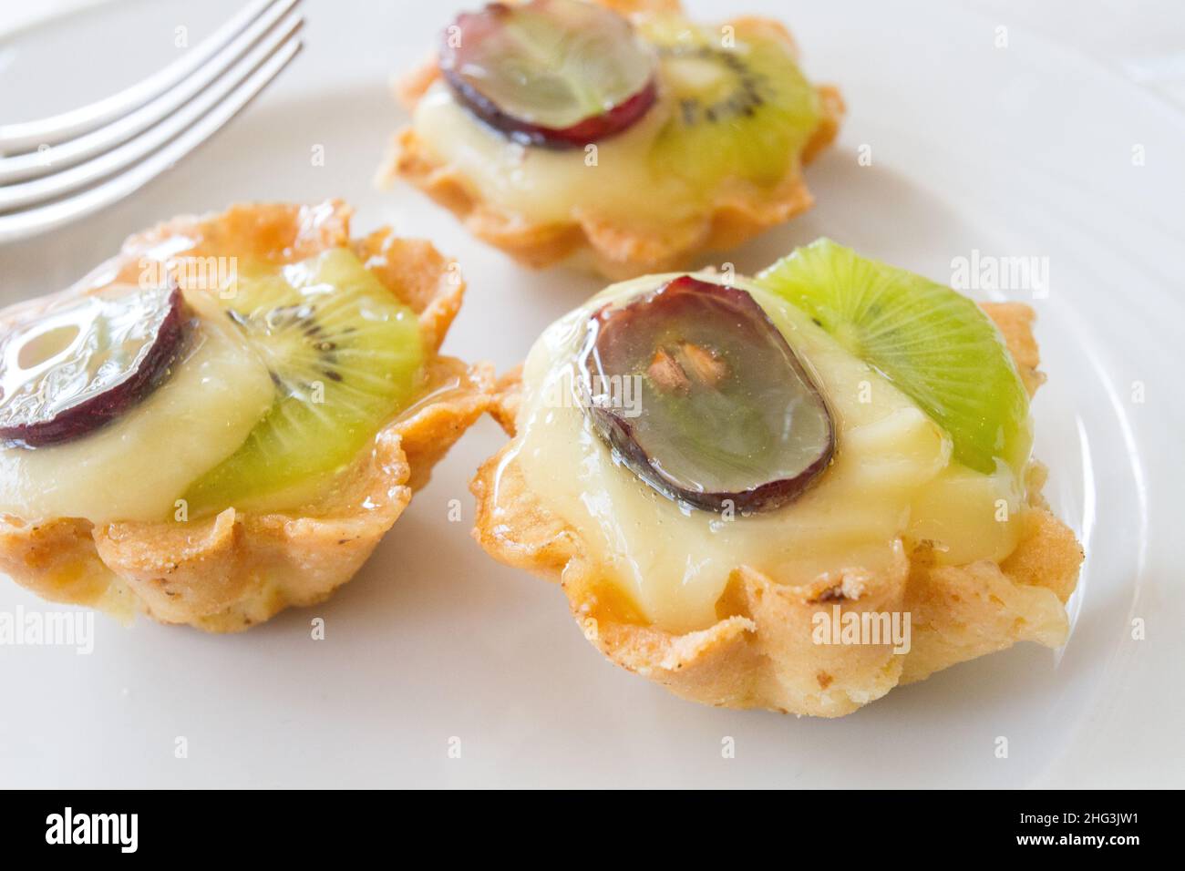 tartine di frutta su sfondo bianco Foto Stock