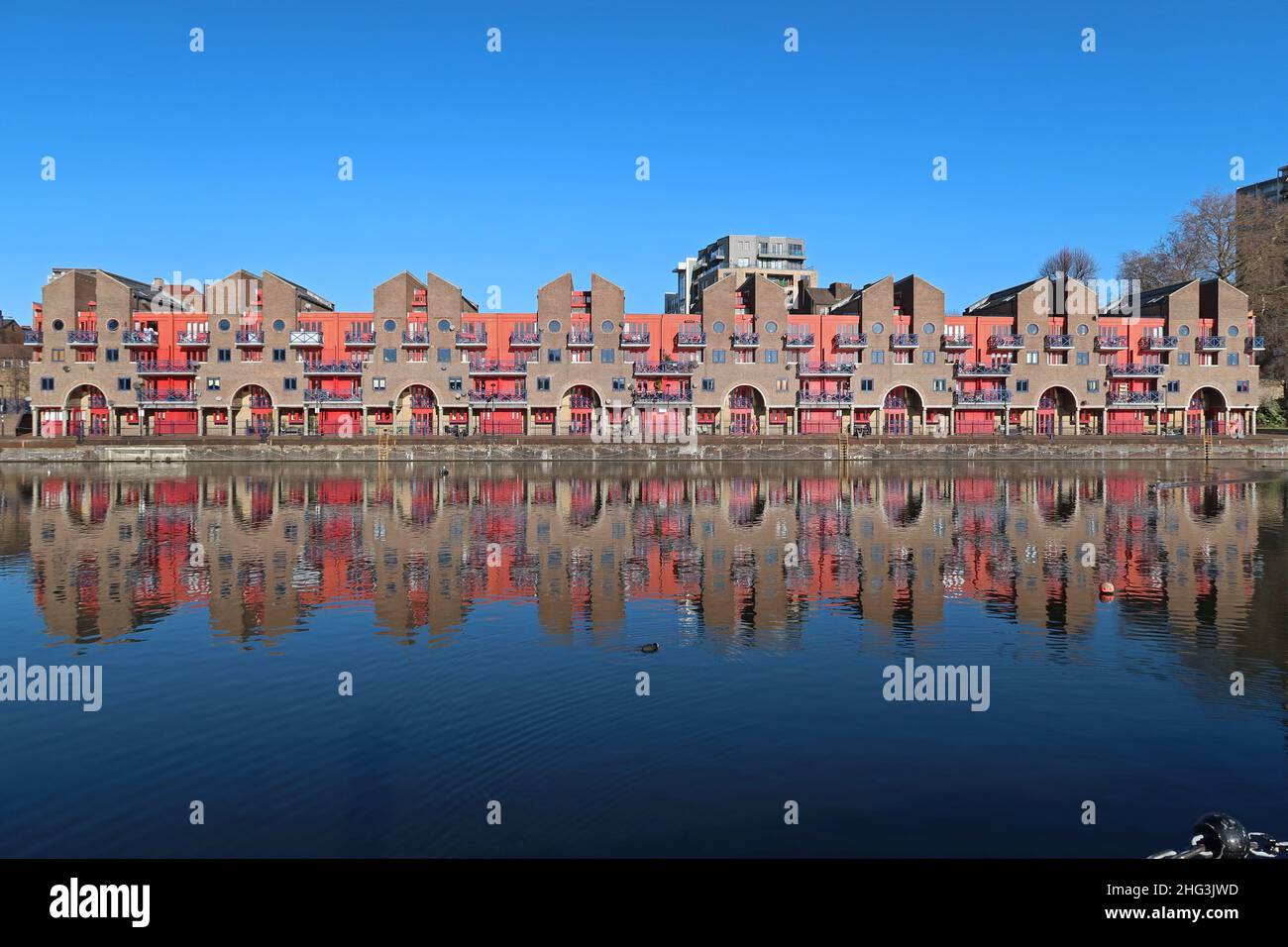 Alloggio sul lato nord di Shadwell Basin, Wapping, Londra. Progettato in stile post-moderno dagli architetti MJP. Foto Stock