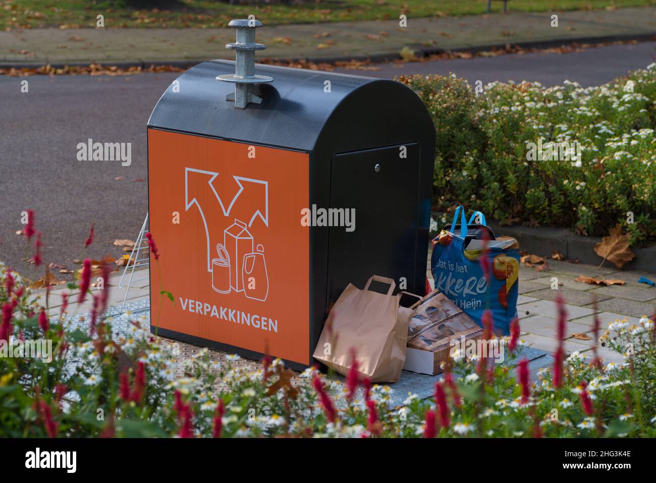 OLDENZAAL, PAESI BASSI - 17 NOVEMBRE 2019: Contenitore pubblico per il riciclaggio dei materiali di imballaggio e dei materiali plantari Foto Stock