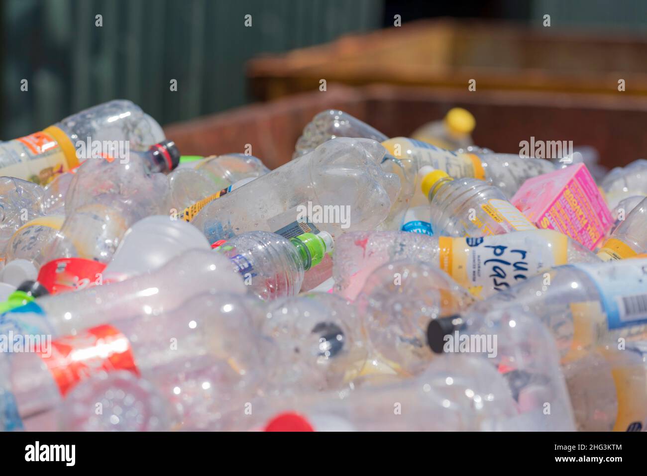 Una pila o pila di bottiglie di plastica vuote, trasparenti e colorate, in attesa di essere spedite per il riciclaggio nel nuovo Galles del Sud, Australia Foto Stock