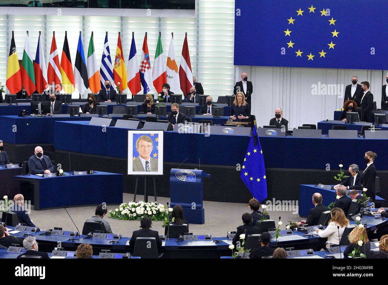 Roberta Metsola partecipa al defunto Presidente del Parlamento europeo, David Sassoli, al Parlamento europeo di Strasburgo, in Francia, il 17 gennaio 2022. Metsola, membro del gruppo di destra del PPE di Malta, è tra i quattro candidati a diventare presidente del parlamento europeo. Ciascuno di essi farà il proprio caso ai colleghi a Strasburgo martedì per succedere a Sassoli, morto il 11 gennaio e il cui mandato si è concluso questa settimana. Ma la madre dei quattro ha anche attirato critiche da parte di alcuni suoi colleghi per la sua posizione anti-aborto, ampiamente diffusa a Malta, l'ultimo conto UE Foto Stock